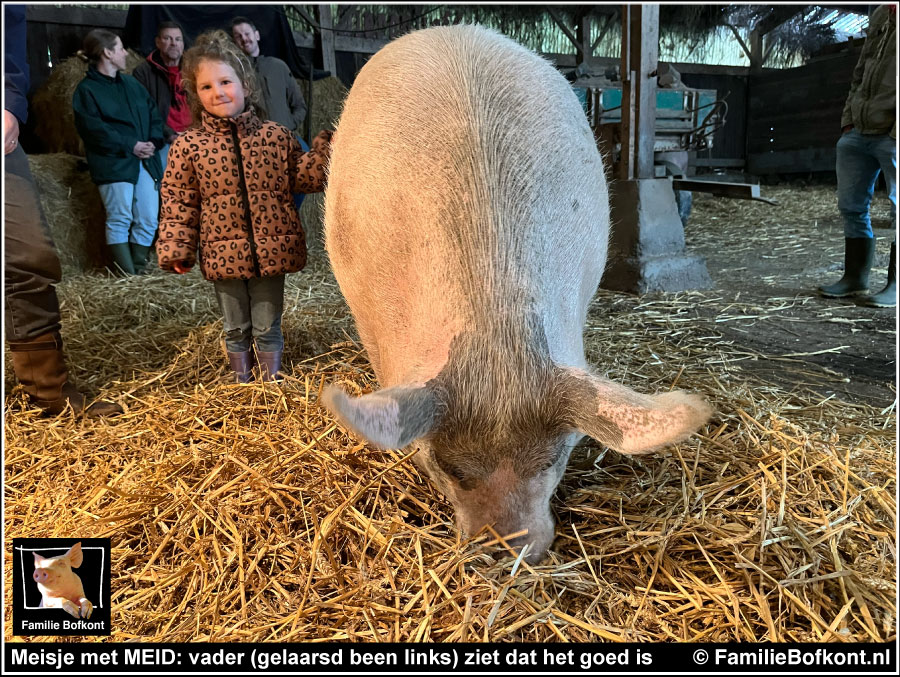 Meisje met MEID: vader (gelaarsd been links) ziet dat het goed is